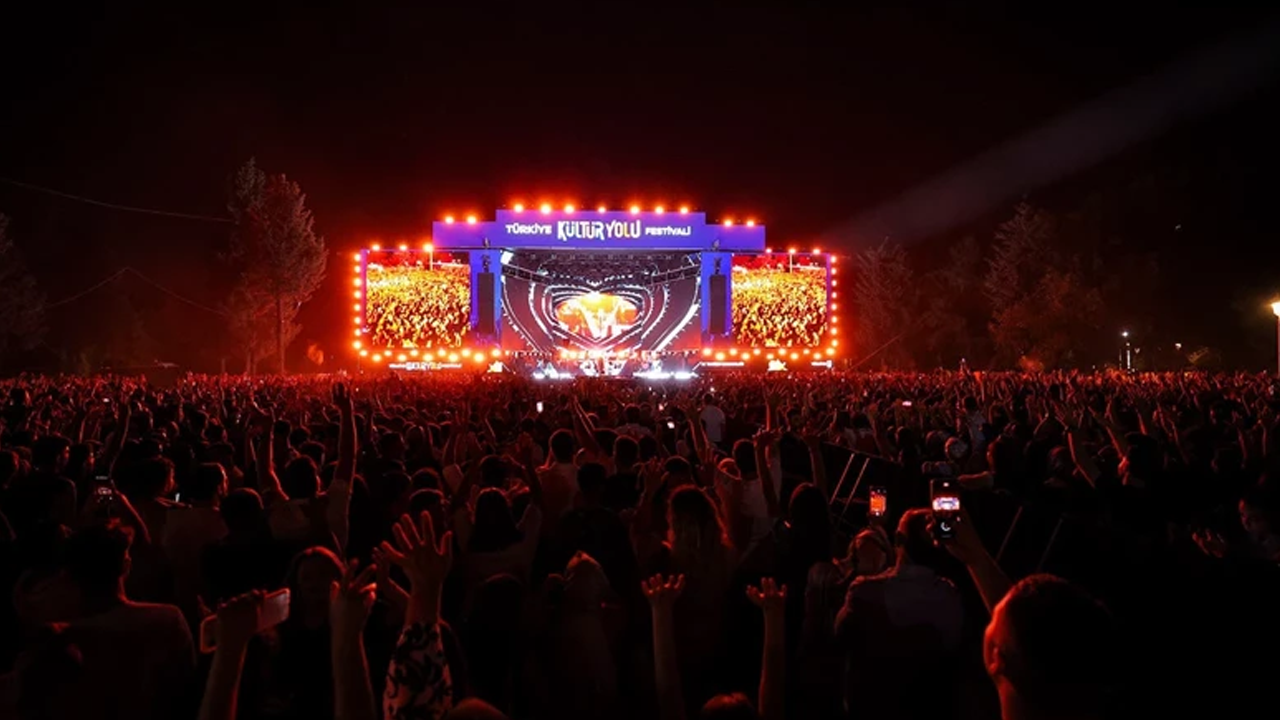 Ebru Yaşar Gaziantep’te Fırtına Gibi Esti! Sürpriz Şarkısı On Binleri Duygulandırdı - Resim : 1