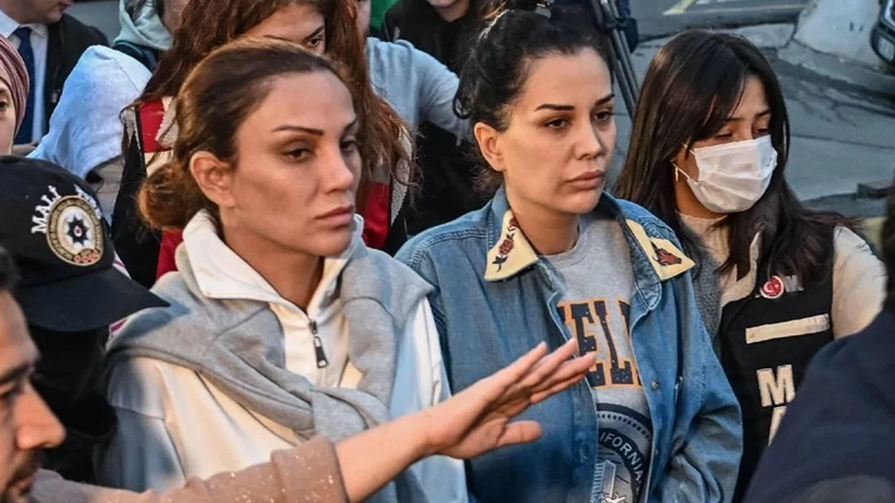 Feyza Altun Dilan Polat ile Yanak Yanağa! ‘Ölsem Oturmam’ Dediği Masaya İkinci Kez Güle Oynaya Oturdu - Resim : 1