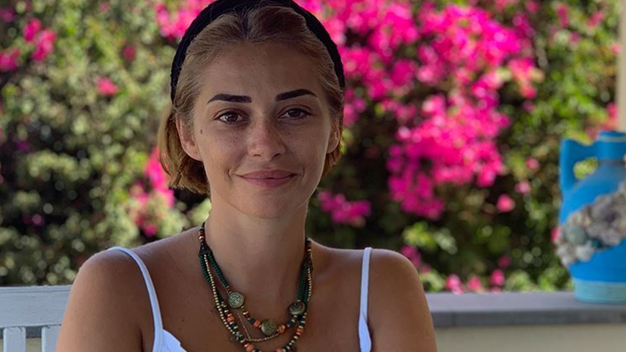 Feyza Altun Dilan Polat ile Yanak Yanağa! ‘Ölsem Oturmam’ Dediği Masaya İkinci Kez Güle Oynaya Oturdu - Resim : 2