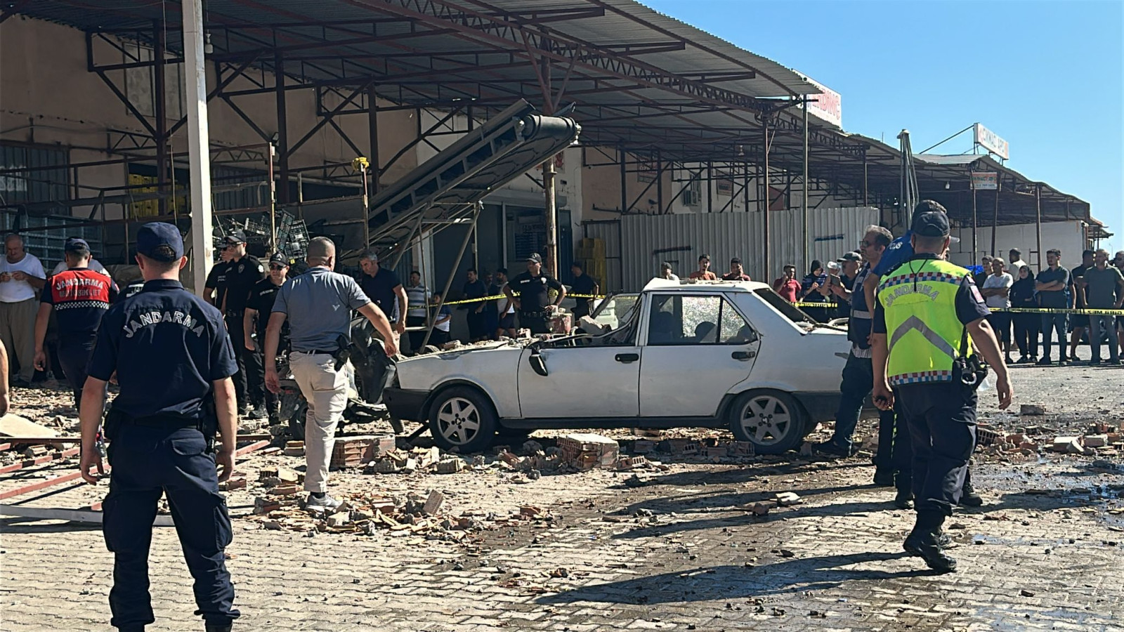 Antalya'da Meyve Halinde Yürekleri Ağza Getiren Patlama! Yaralılar Var - Resim : 1