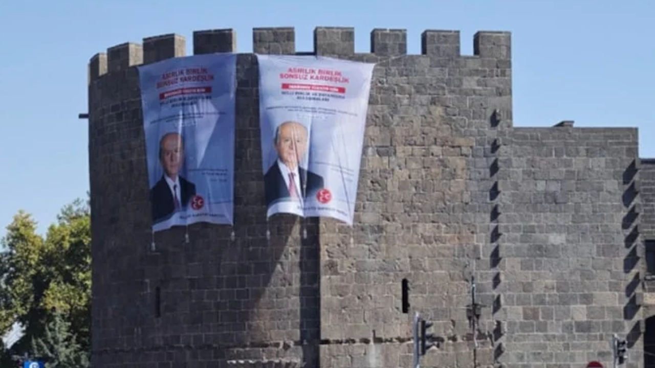 Bahçeli’ye 4 Kelimelik Büyük Sürpriz! Diyarbakır Surlarına Asıldı - Resim : 2