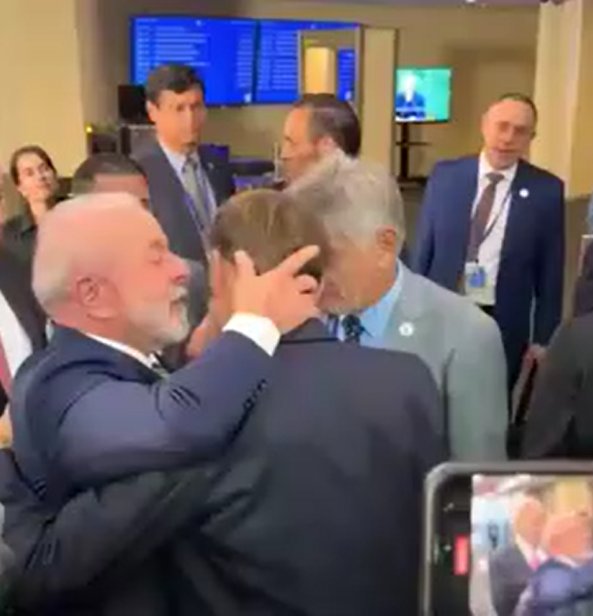 BM Zirvesinde Macron’a Sıra Dışı Temas! Brezilya Devlet Başkanı Ensesinden Tuttu, Kulağına Fısıldadı - Resim : 2