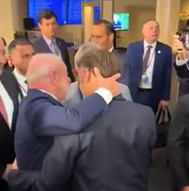 BM Zirvesinde Macron’a Sıra Dışı Temas! Brezilya Devlet Başkanı Ensesinden Tuttu, Kulağına Fısıldadı - Resim : 1