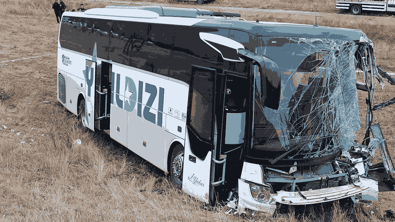 Sivas’ta Tır ile Yolcu Otobüsü Çarpıştı! Yaralılar Var - Resim : 1