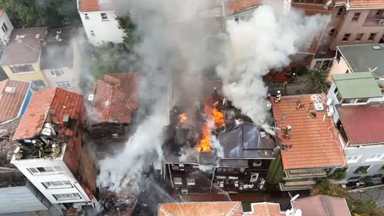 Beşiktaş'ta Yangın Çıkan 4 Katlı Bina Çöktü! - Resim : 4