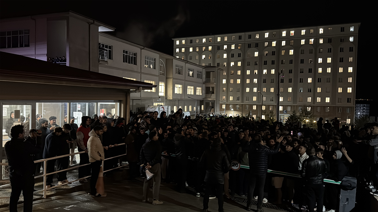 Edirne'de KYK Yurdunda Su Krizi! Öğrenciler Protesto Etti, Müdürlük Açıklama Yaptı - Resim : 1