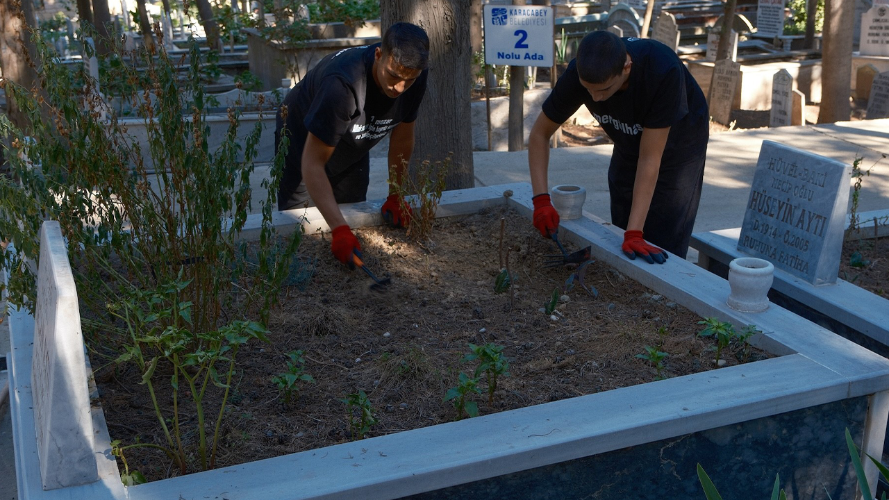Ne TikTok Ne de Instagram Mezarlıkta Fenomen Oldular! İki Kardeşin Hikayesini Duyan Takdir Ediyor - Resim : 1