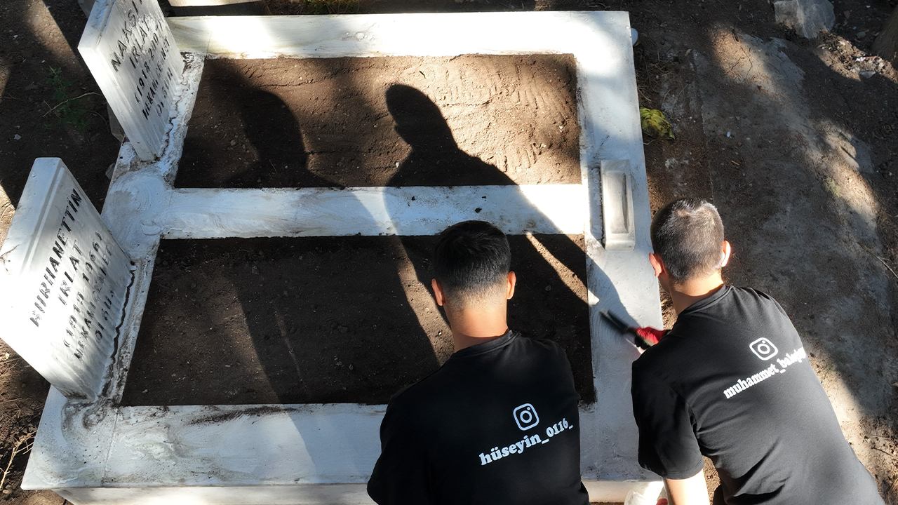 Ne TikTok Ne de Instagram Mezarlıkta Fenomen Oldular! İki Kardeşin Hikayesini Duyan Takdir Ediyor - Resim : 2