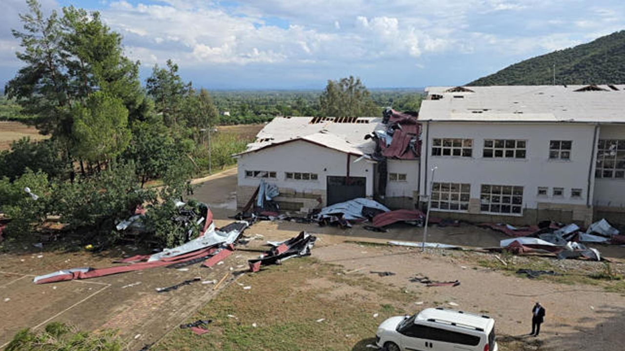Adana’yı Fırtına Vurdu! Çatılar Söküldü, Ağaçlar Devrildi Araçlar Hurdaya Döndü… Facia Öğrencileri Teğet Geçti - Resim : 1