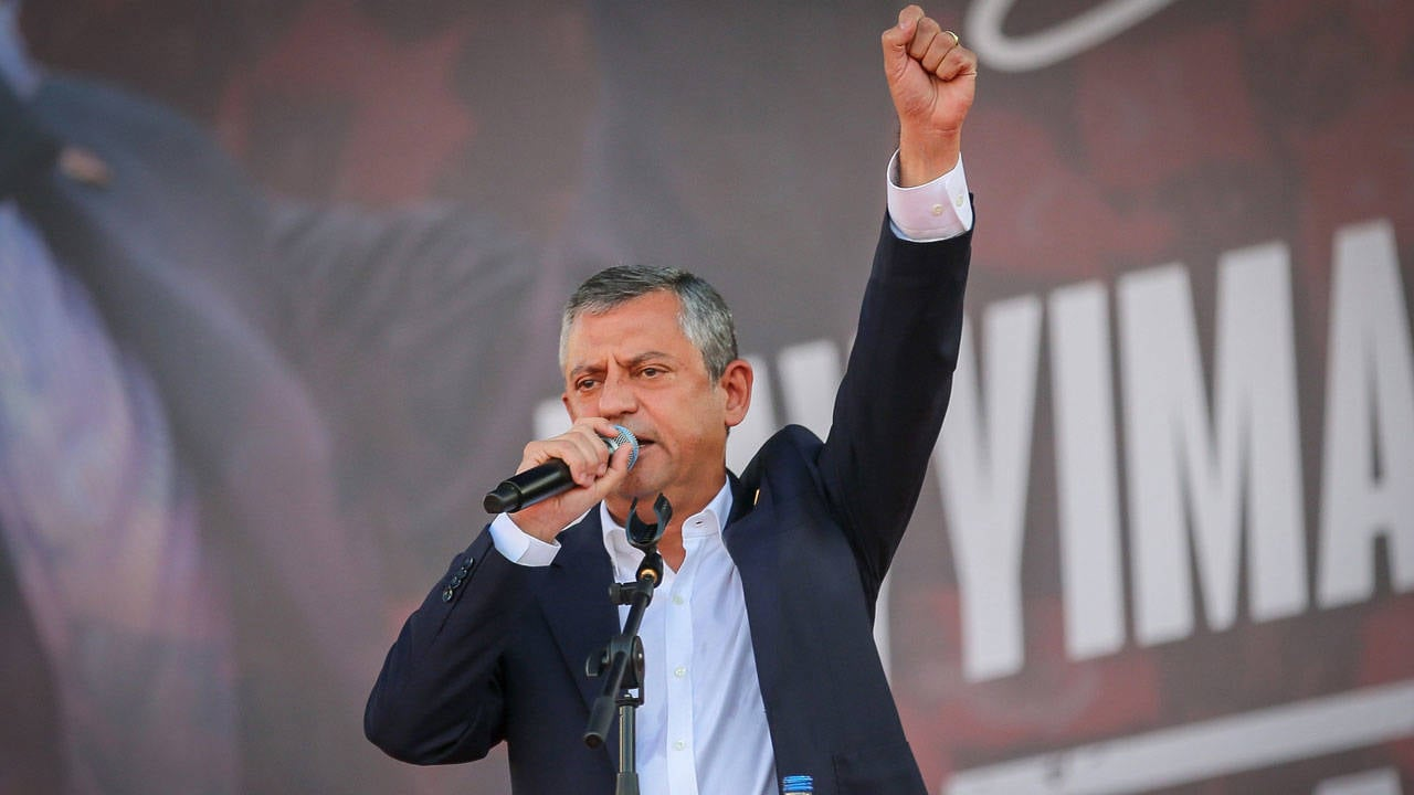 Özgür Özel'den Brüksel'de Mitinginde Net Mesaj: 'Vallahi de Billahi de Bir Adım Geri Durmayacağım' - Resim : 1