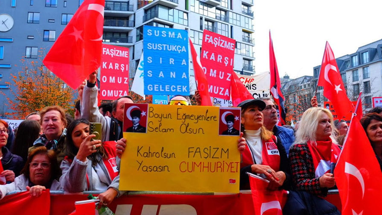 Özgür Özel'den Brüksel'de Mitinginde Net Mesaj: 'Vallahi de Billahi de Bir Adım Geri Durmayacağım' - Resim : 4
