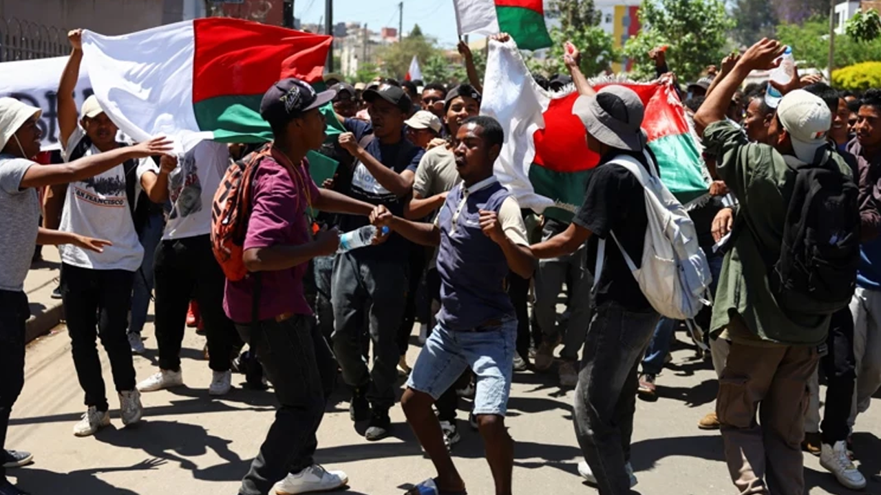Madagaskar'ı Karıştıran İddia! ‘Cumhurbaşkanı Kaçtı, Talimatı Macron Verdi’ - Resim : 2