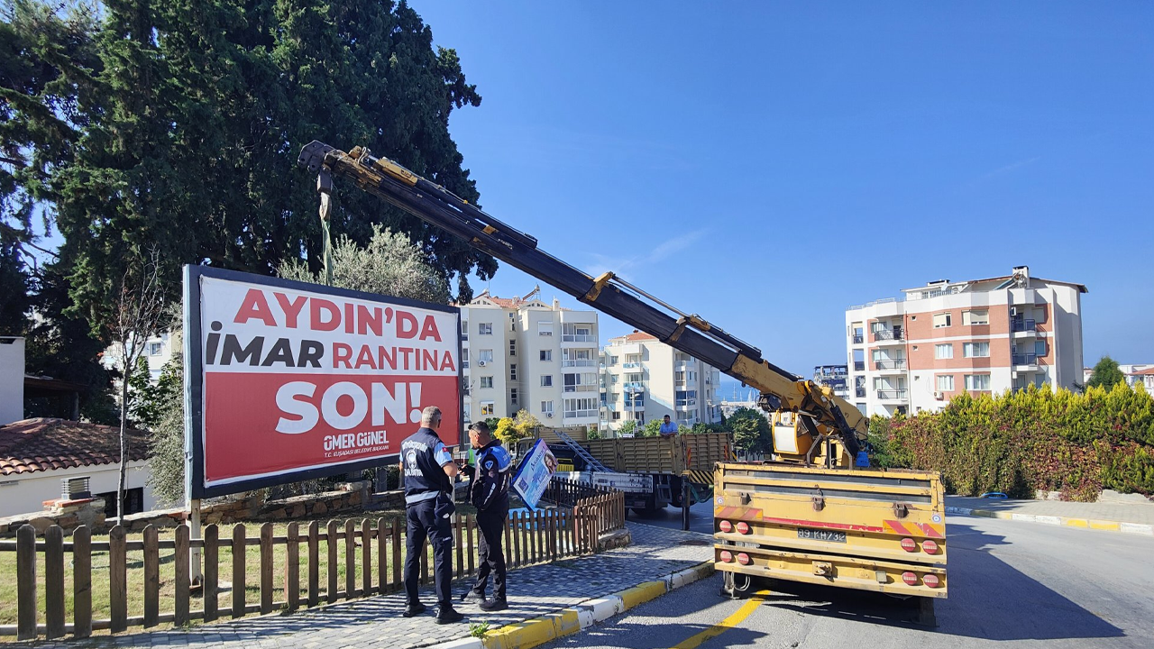 Özlem Çerçioğlu’nu Sinirlendiren Afiş! Acilen İndirilmesi İçin Hem Ekip Hem Vinç Gönderdi - Resim : 3
