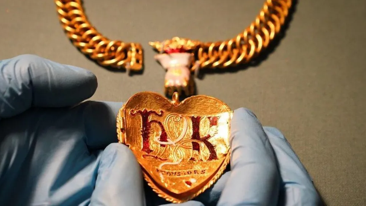 Tam 507 Yıllık, İngiltere'de Tarlada Yürürken Keşfetti, 4.6 Milyon Dolar Değerinde - Resim : 2